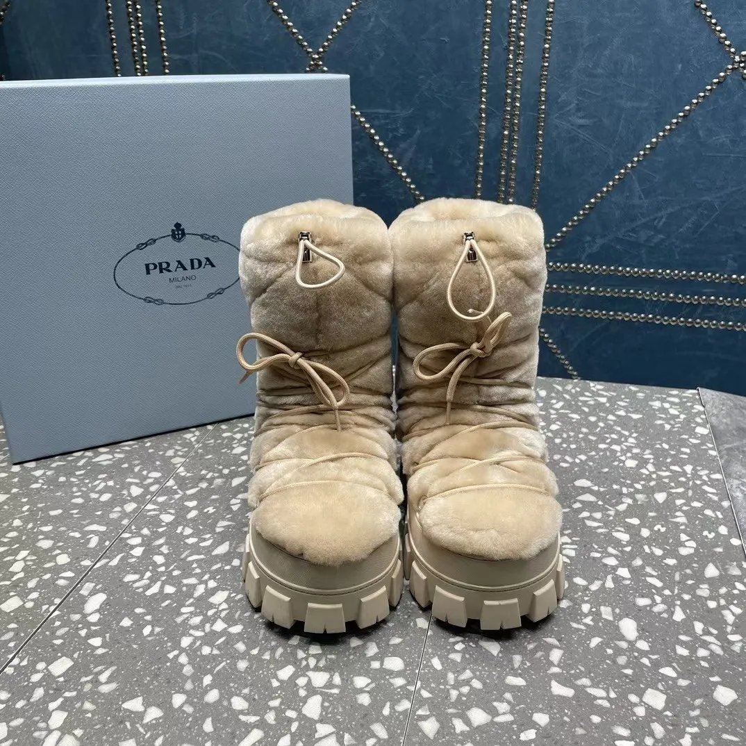 👟👟Ex-factory price 700👟👟 The highest version on the market, Prada's king style, snow boots, ski boots, chubby, so cute and cute →_→ From the Prada limited series, unique. Shiny nylon Oblique upper with criss-cross straps for an ideal fit. The boots are made of technical fabric and have a short-cut version. They can be worn in the city or in the mountains. They make the calves slimmer, taller, warmer and have a concave shape. The boots and soles use the original waterproof effect. The size is 35-40. 41Customized